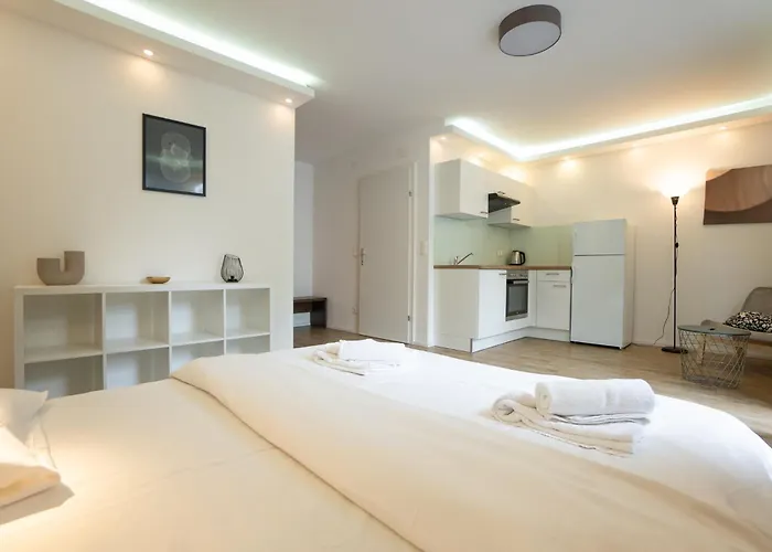 Modern With Queen-size Bed, Self Check-in K5 *
